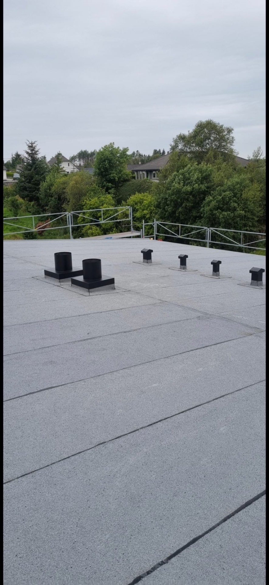 Ravni krov s nagibom i bitumenskom membranom te krovnim ventilacijama
